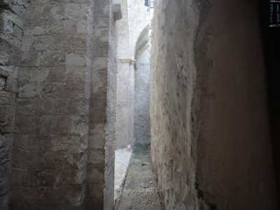 Nel sotterraneo del forte infatti, in un piccolo ambiente stretto tra due pareti e illuminato solo dalla vetrata superiore, si trova parte dell�antico tempio